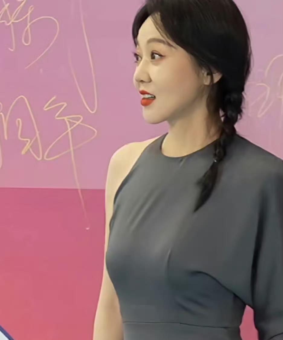 这真不是姜妍吗
闫妮和姜妍好像是同一类长相，都有好看的苹果肌，好喜欢这类美女！