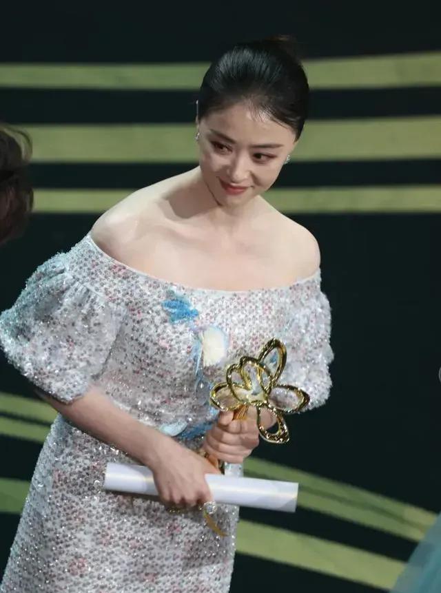 蒋欣虽然骨架子很大，但是皮肤白皙细腻，美丽动人！
蒋欣演技派的演员，浑身散发着迷