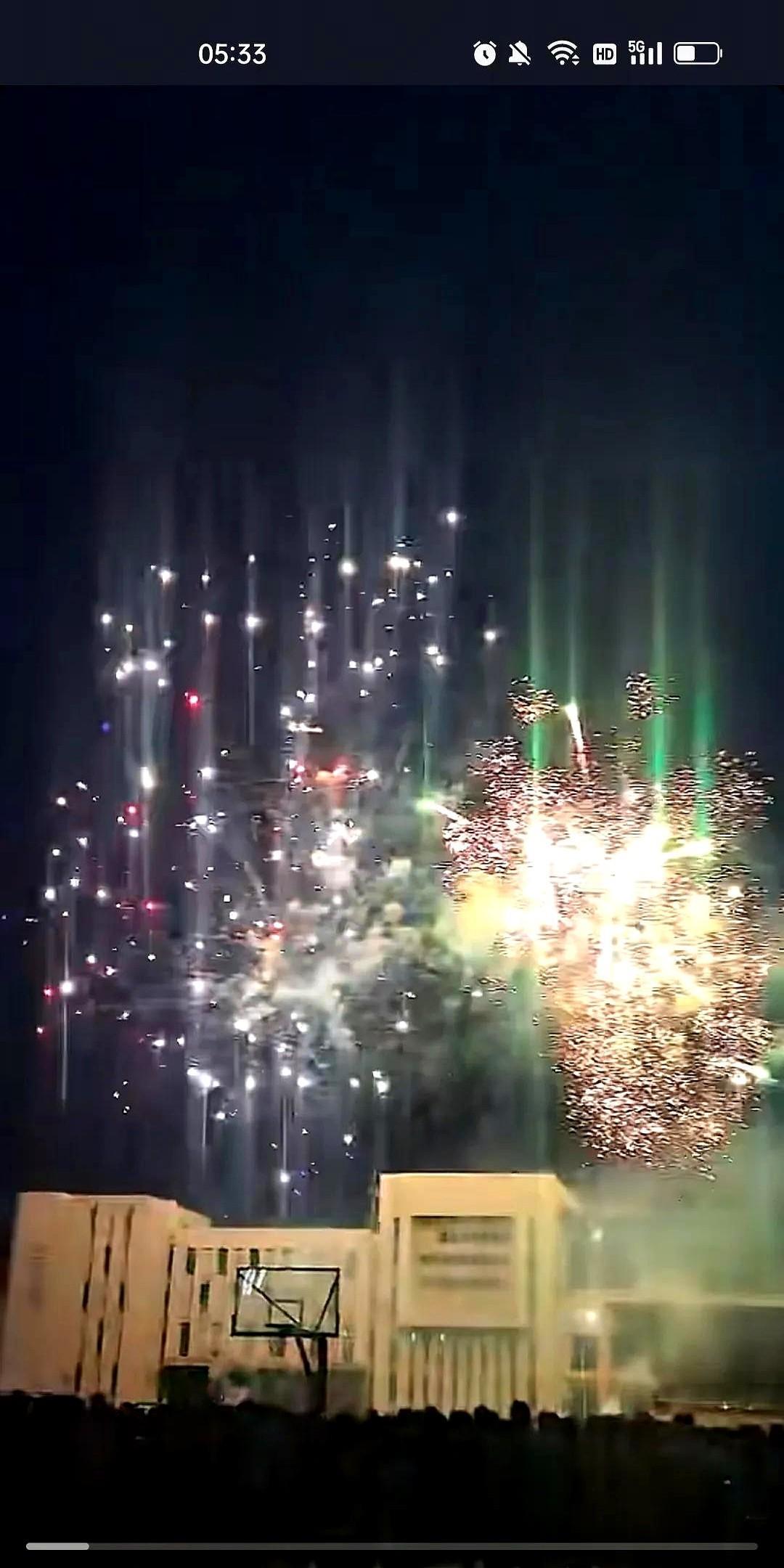 昨天晚上吉林市一中的礼花秀，全是为了庆祝吉林省理科状元呢，真的超级优秀啊！
说到