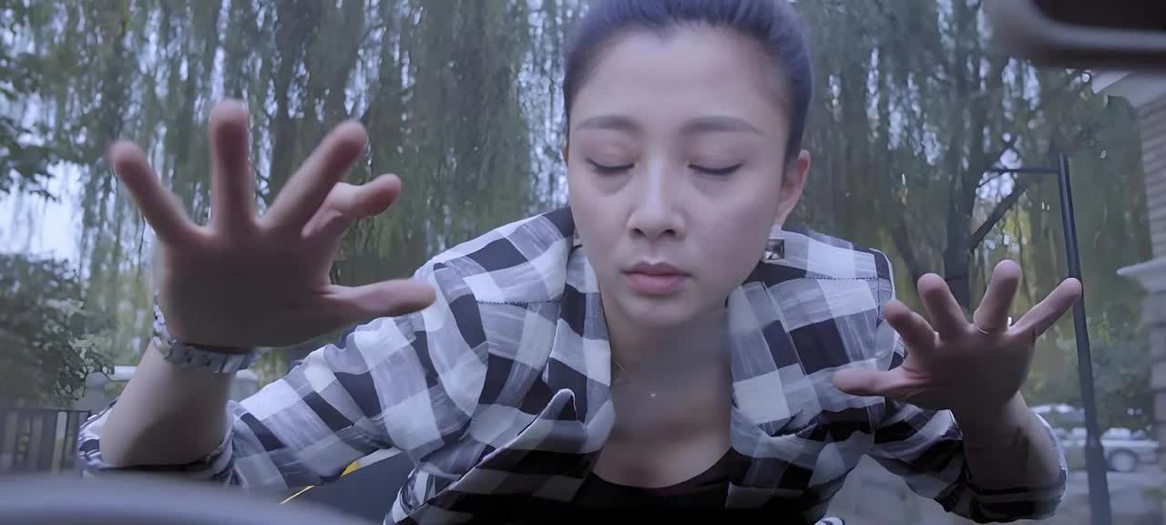 殷桃将柔媚刻进骨子里，趴在车头，透过挡风玻璃，撩人气息好浓郁。娱乐圈中有实力的女