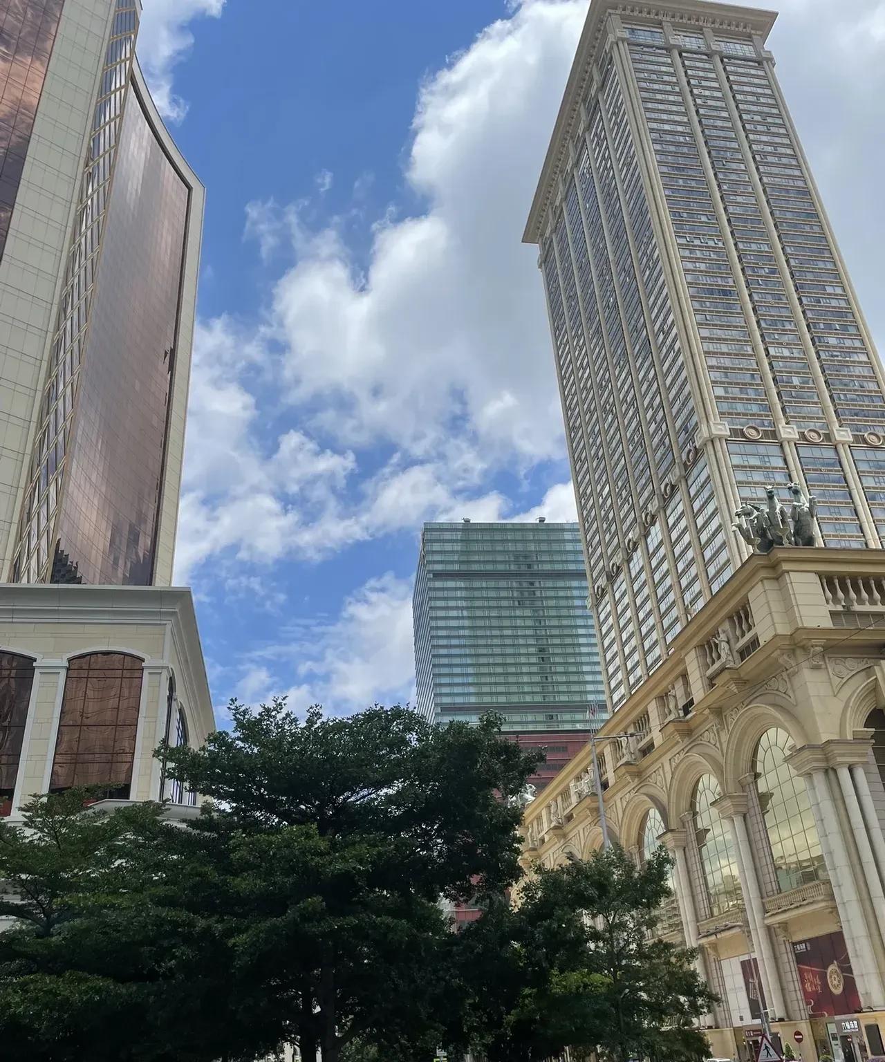 三哥在澳门美高梅整治班长（2）
第二个是一个百家乐的班长
也是下半夜二点左右，当