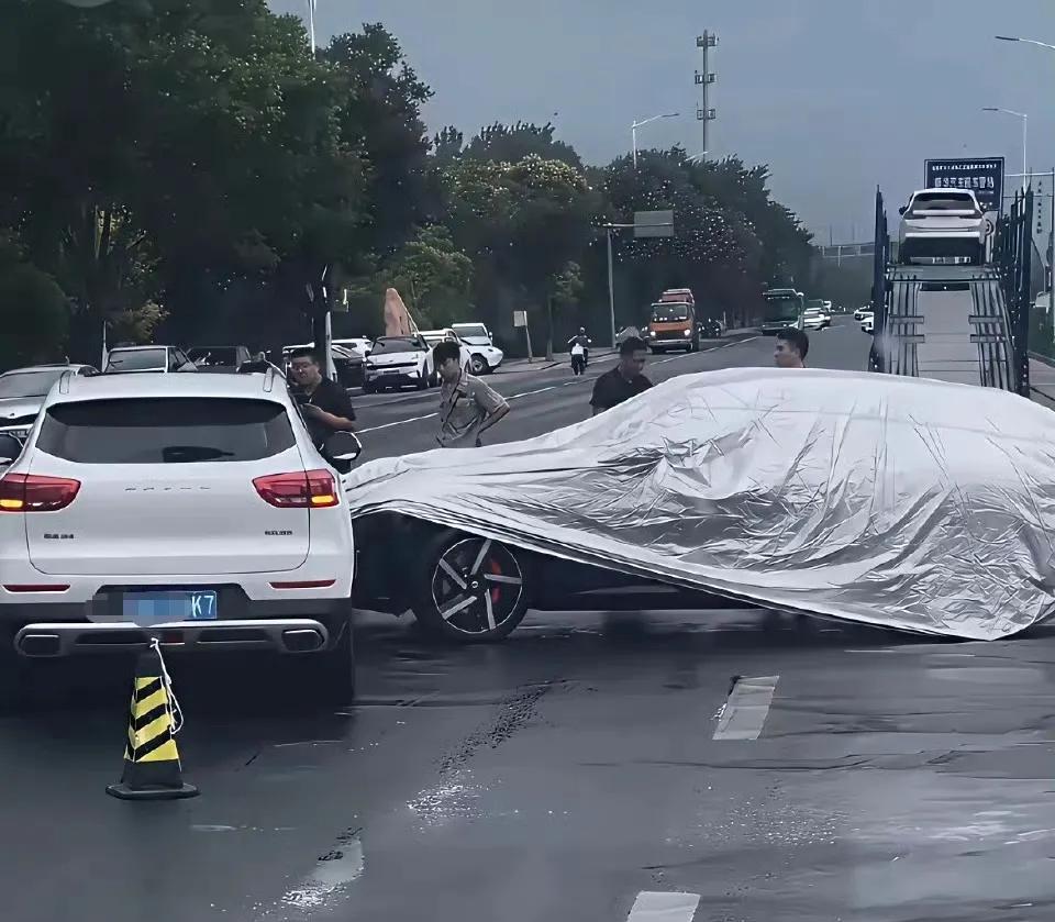 网友：这车标也没盖严啊。。。