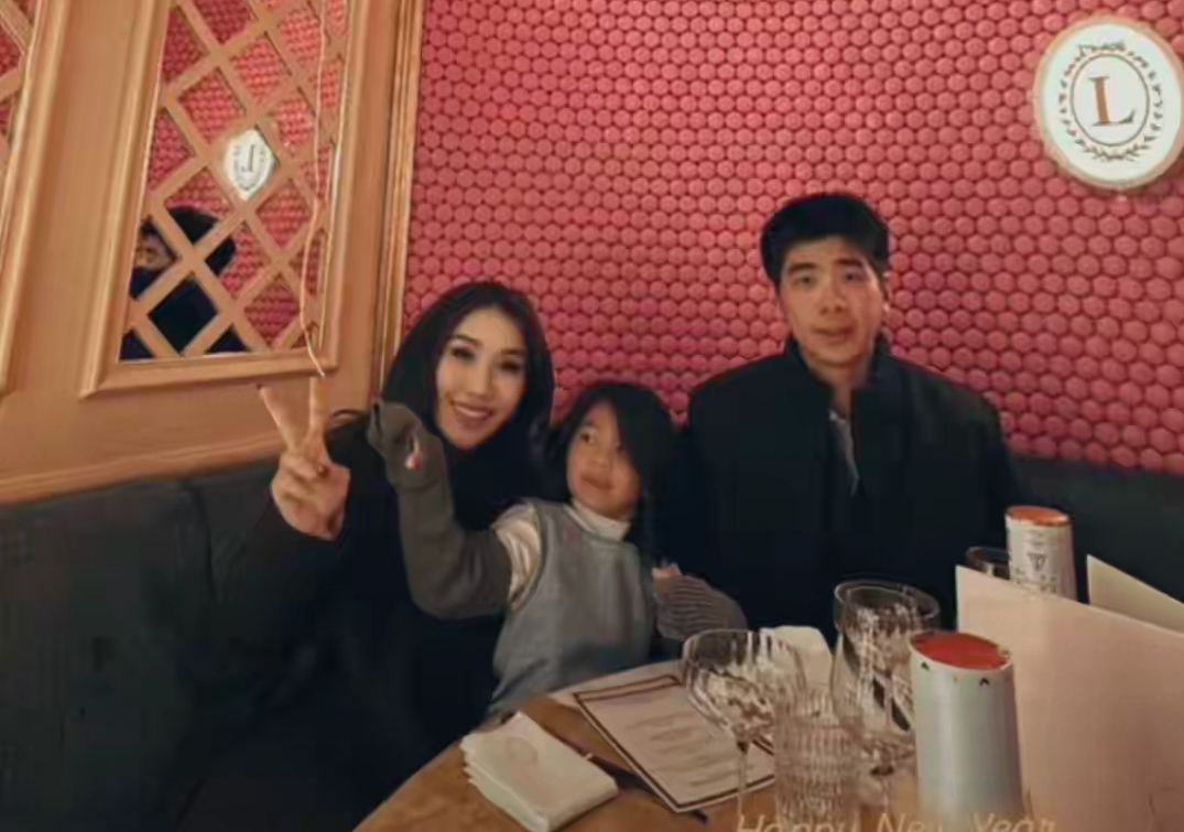 何超盈在法国温馨跨年，小7岁丈夫罕露脸，一家人合照女儿像父亲