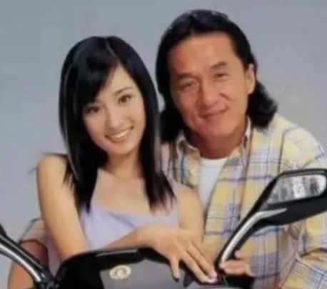 2003年，阳光明媚的一个下午，电影界的巨星成龙与年仅17岁的新晋模特杨幂，在一
