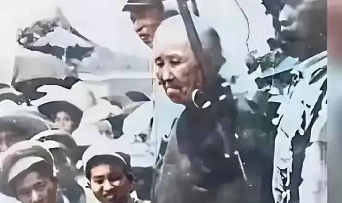 1950年，“双枪老太婆“赵洪文国被押赴刑场时拍下的照片。当时赵洪文国已经71岁