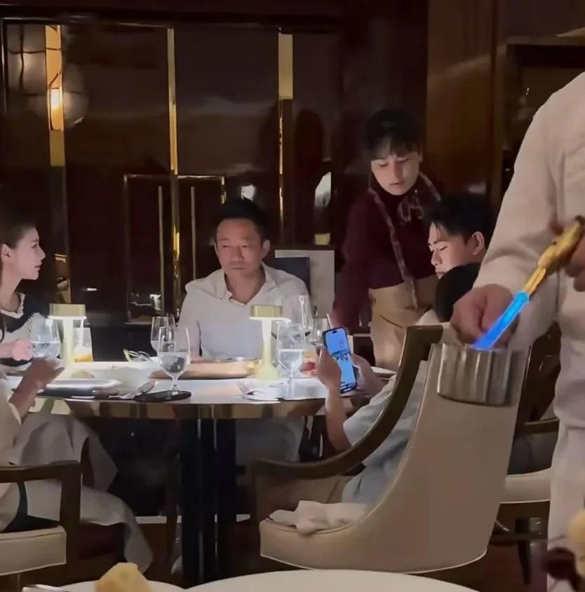 我个人感觉，汪小菲内心对筱梅应该不怎么重视。
因为我发现好几次，筱梅跟汪小菲说话