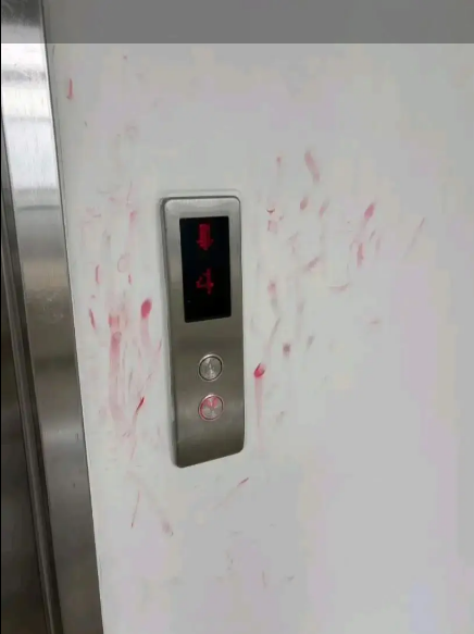法院门口的白墙