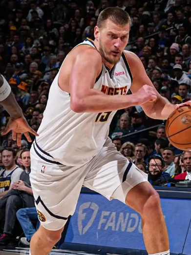NBA超巨们新秀赛季表现太恐怖！大家看看谁的更亮眼？

魔术师：场均18分7.7