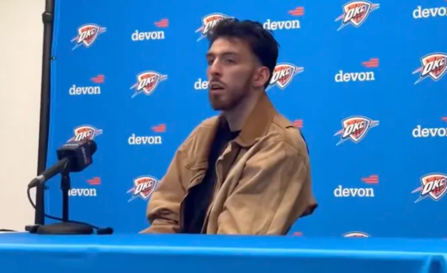 NBA常规赛，雷霆104-95击败鹈鹕。
赛后雷霆球员切特-霍姆格伦在接受记者采