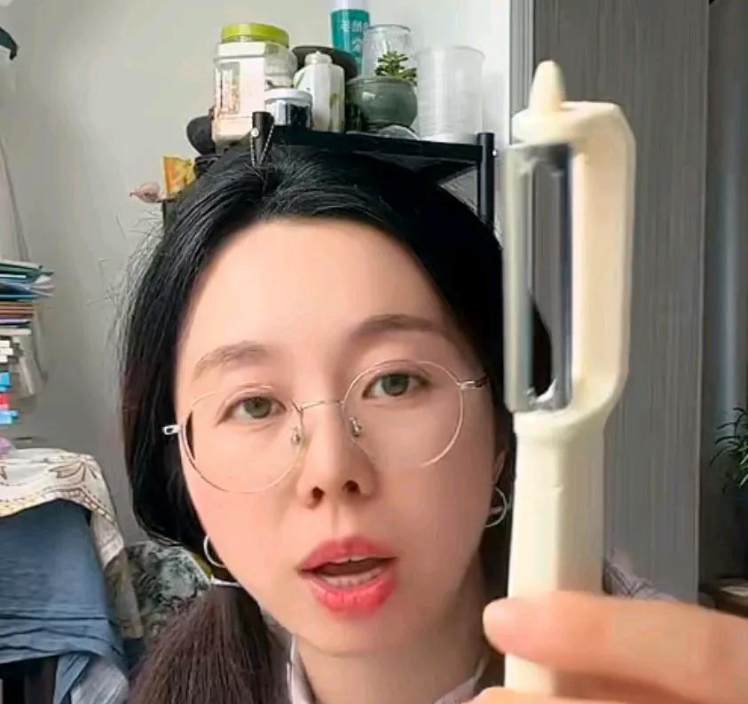 田静今天居然回答了郭希芝的事情！
如果不提不回应二八事件，流量少的可怜，回应了就