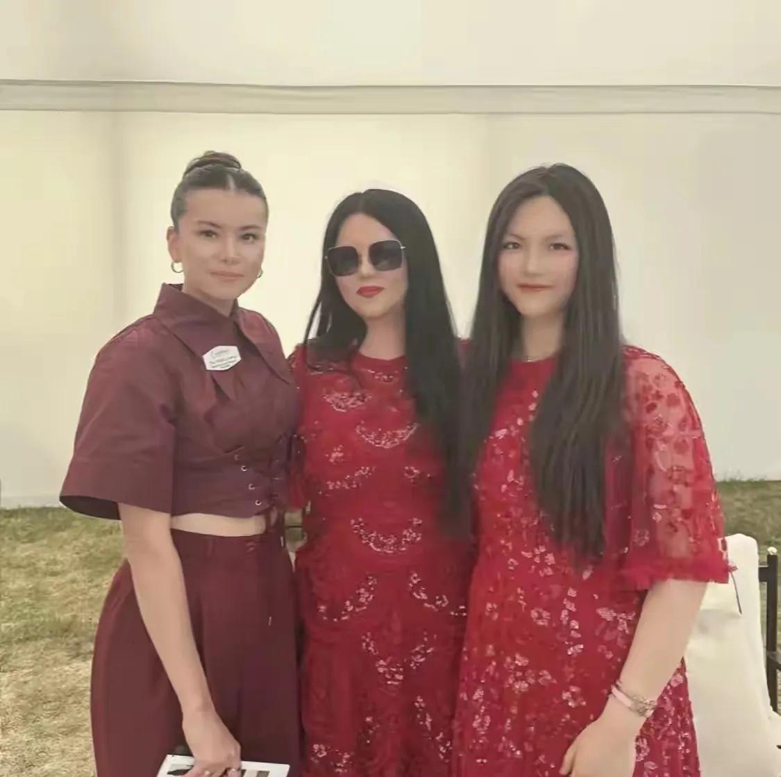 真的服了李湘
自己至少有娇艳明媚的少女期
对女儿简直是毫无“底线”了
自己穿什么