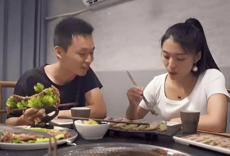 周末去相亲，我有点摸不透女方到底咋想的。她明明说我不是她喜欢的类型，可又有一些奇