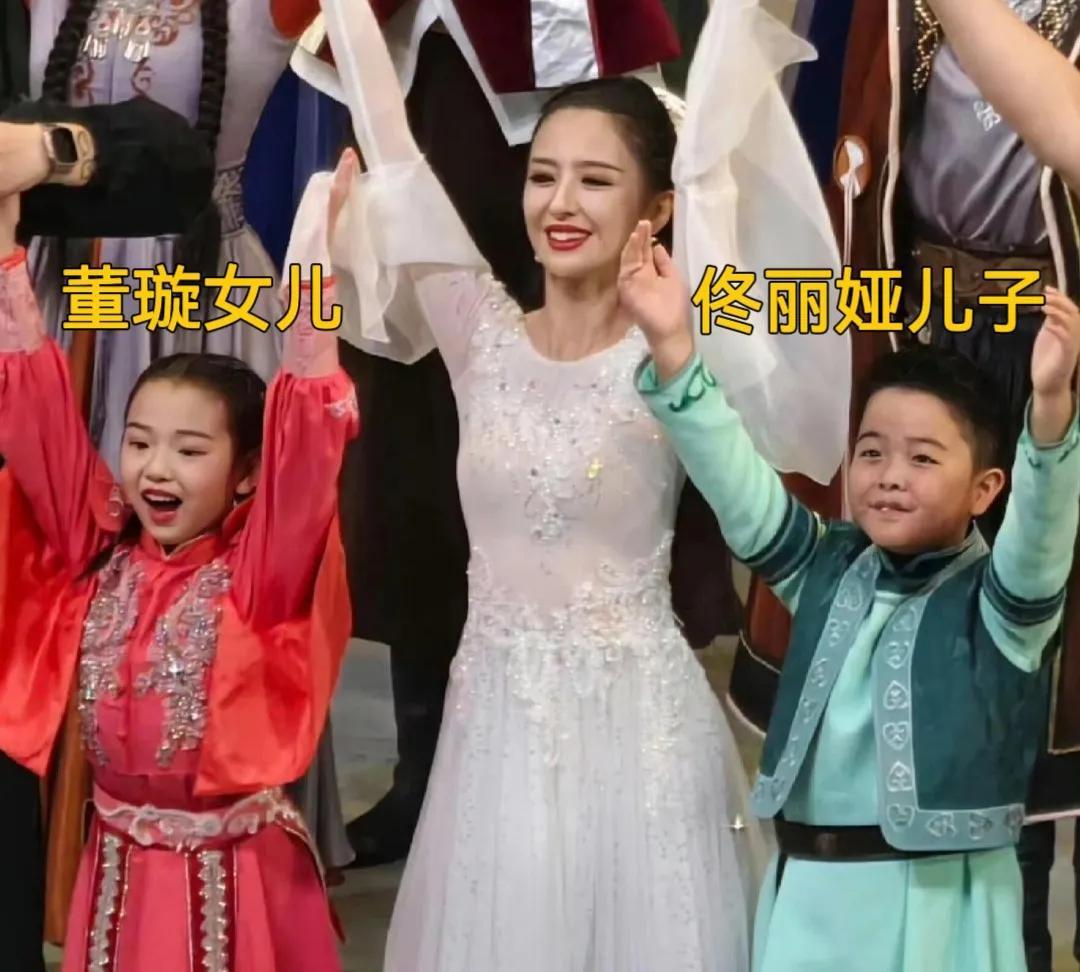 佟丽娅儿子朵朵与董璇女儿小酒窝同台表演舞蹈。
朵朵跟爸爸陈思诚长的太像了，完全是