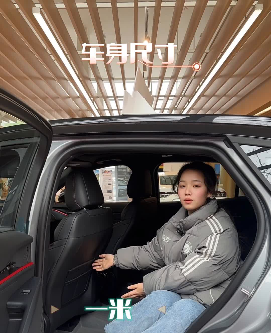 要不是亲身体验，我绝不相信蒙迪欧的空间这么大。
车长5米，横向的腿部空间差不多