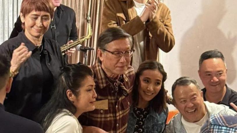 刘伟强65岁生日，逾百位名人挤满楼梯，子女罕见同框