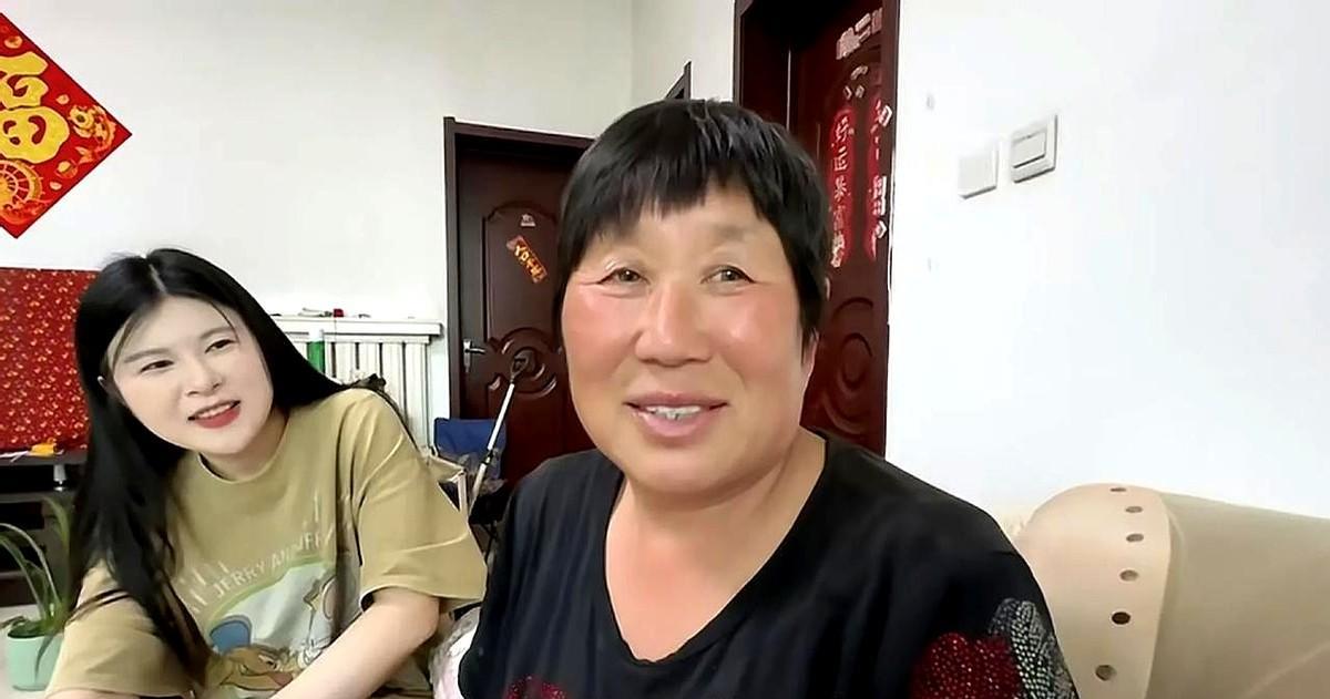 杨增竟然给农村老妈买了个苹果手机，网友直言没必要，有钱不知道怎么花了？！
现在老