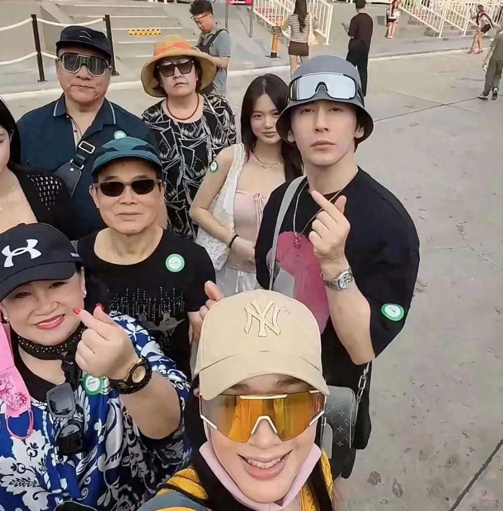 钟丽缇全家出游，画面温馨和谐。二女儿依偎在张伦硕身旁，显得格外亲密，展现了家庭的