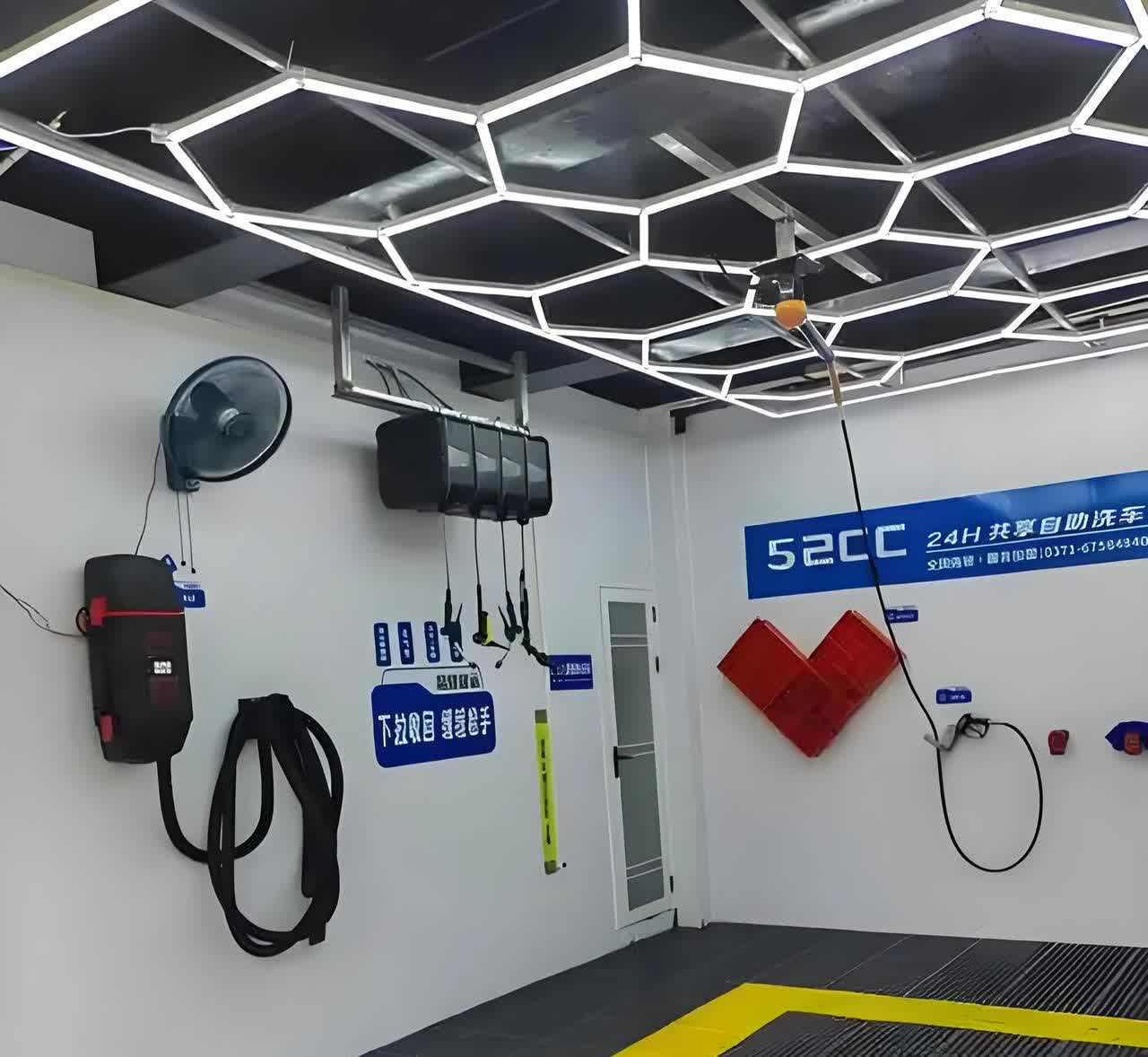 今天去自助洗车点洗车，我还是第一次来这里洗车，听别人说洗一次8元。感觉还挺划算，