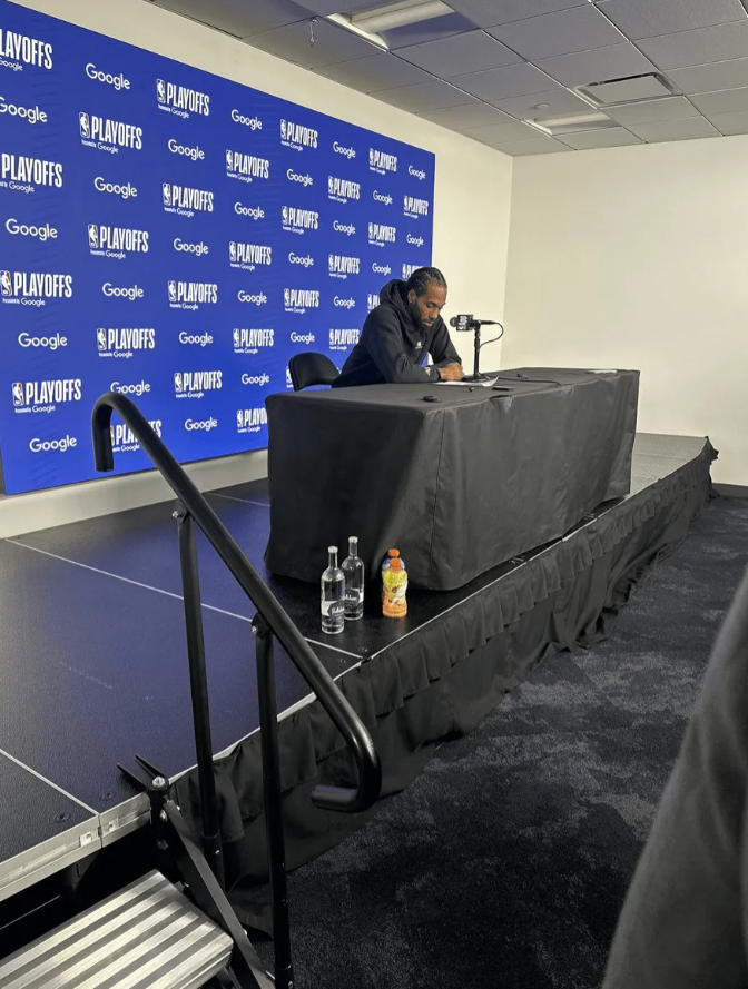 效法C罗？伦纳德采访前示意拿走佳得乐：我们不需要喝这些

今天NBA季后赛快船以