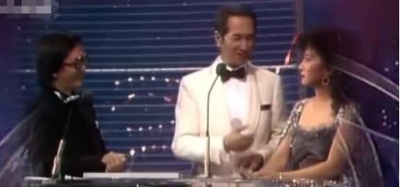 1983年，何鸿燊给徐小凤颁奖，直勾勾的盯着她丰满的身材说：“你挣了这么多钱，今