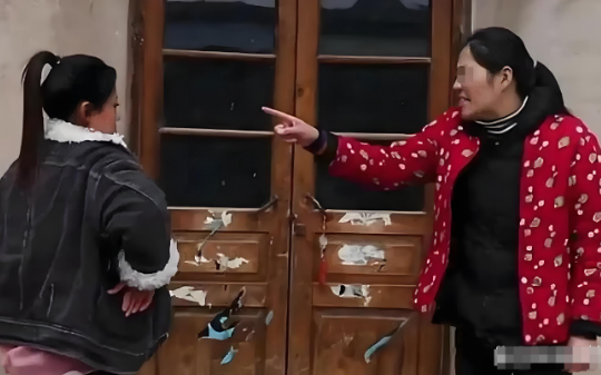 江西一女子第一次见男友父母，忙活三小时换来一耳光。准婆婆拽着她说：“我们家的规矩，还没教你呢。”