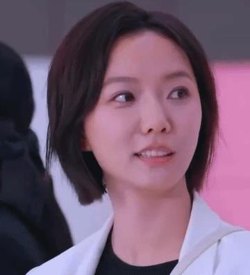 吴宣仪好可爱，被王珞丹cue上台 “报仇”，还笑嘻嘻的说:你是不是爱我呀！不是队