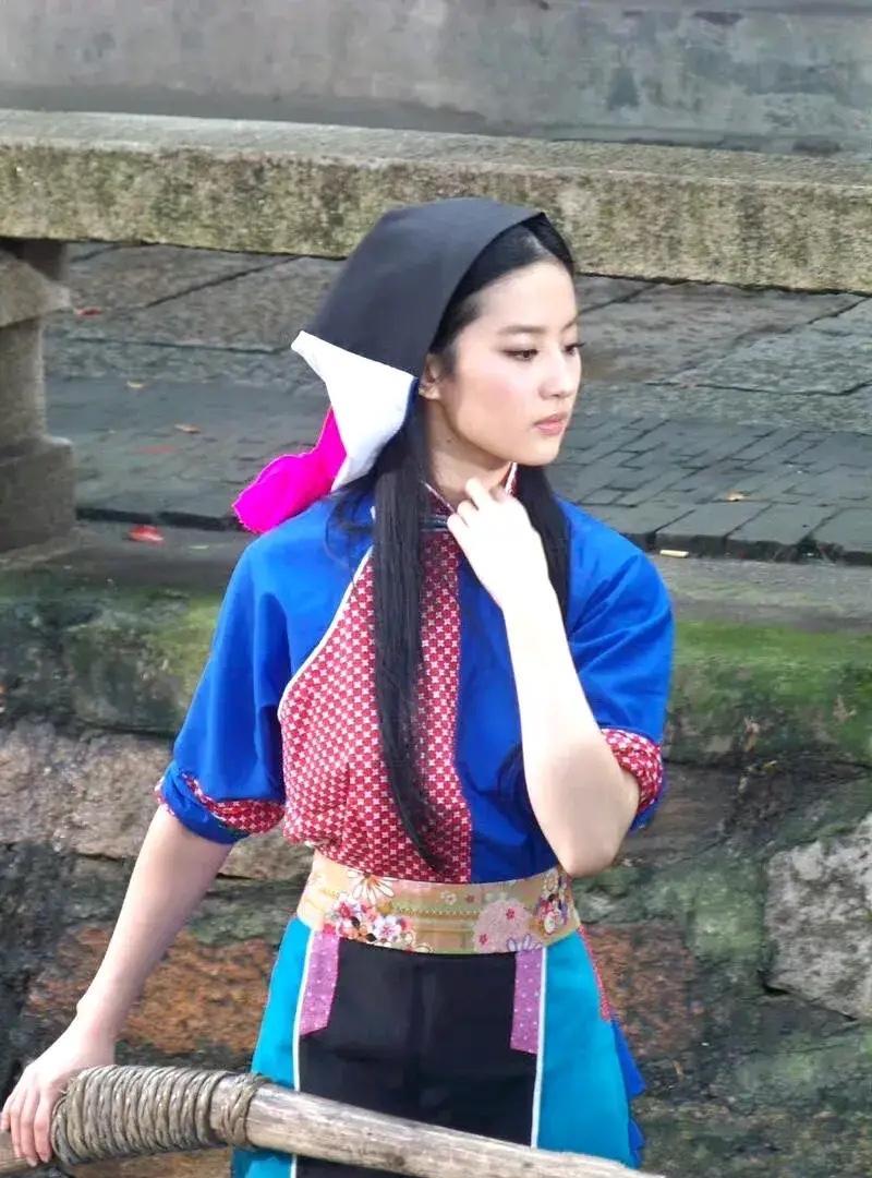 要知道姐姐自从《梦华录》后就成了古装天花板，这次蓝衣造型更是把“不食人间烟火”玩
