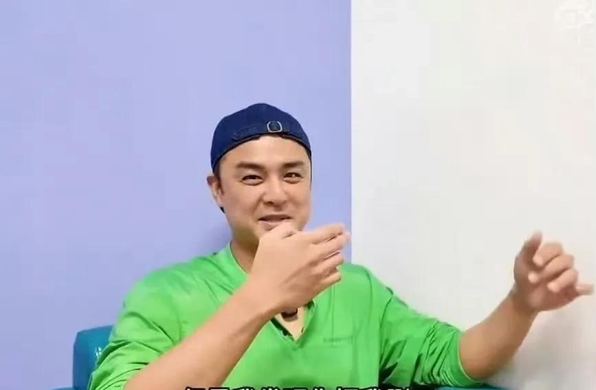 明道被朱孝天删好友这事儿，
虽然明道说自己不在乎，
但是明眼人都能看出来，明道当