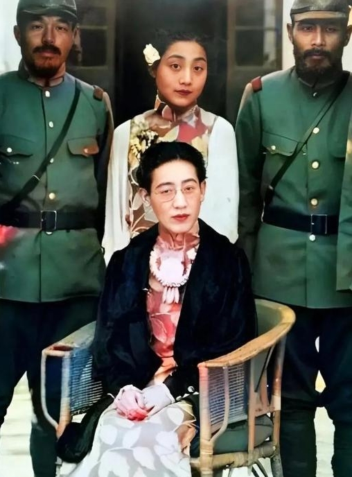 不要再被骗了，这才是川岛芳子的真实容貌！1937年，川岛芳子和侍女及几个日本军官