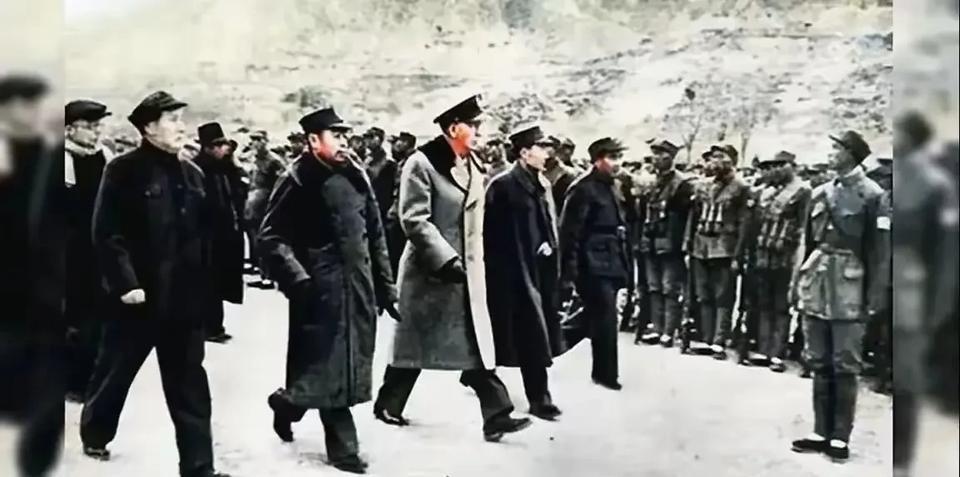 延安时期，毛主席与革命战友们迈着坚毅步伐的画面令人动容。那是一个烽火连天的时代，