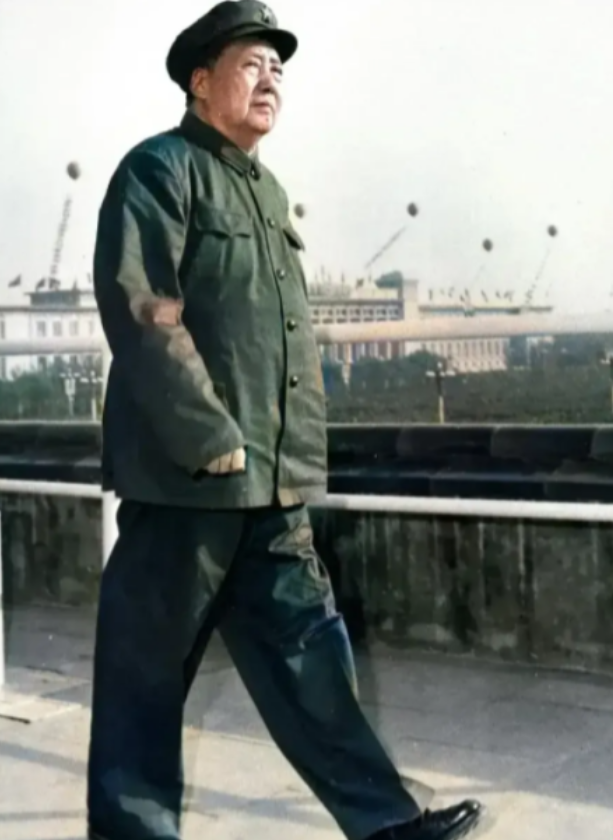 1948年夏，斯大林发来电报警告道：“跨过长江有毁灭的风险。”随后到来的12月一