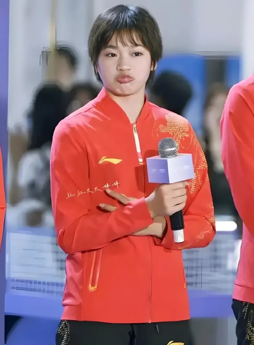 全红婵说，我不知道妈妈得了什么病，有个字我不会读，但我很想赚钱，赚很多钱，给她治