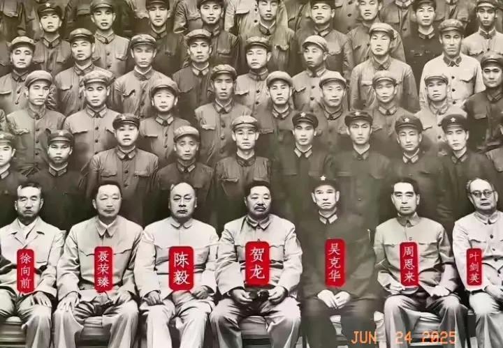 珍藏版历史照片。
这是一张建国初期大型的合影照片，历史的记忆，永载史册。#绝版老