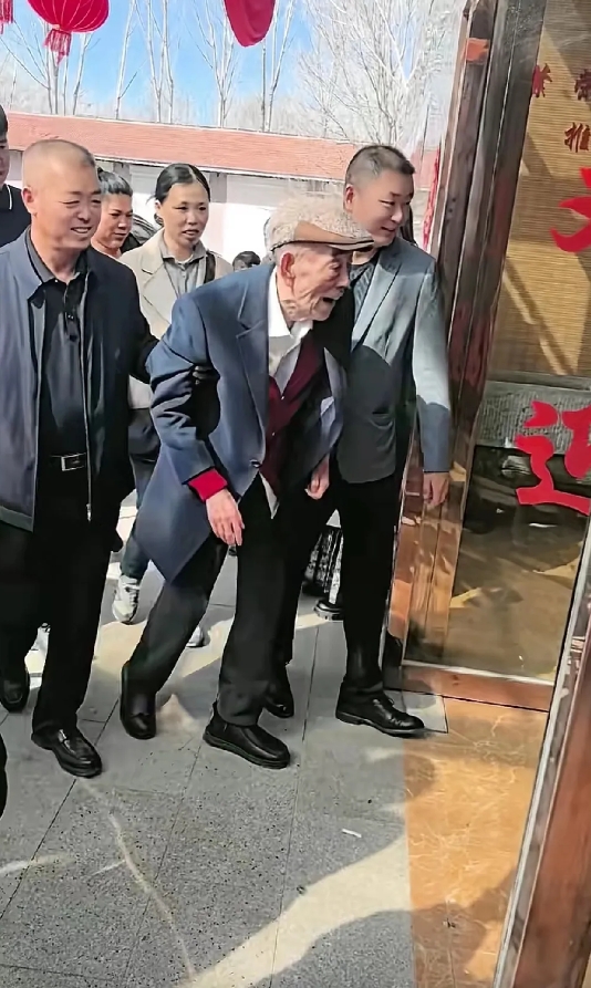 94岁杨少华参加活动，精神状态很好，但被人架着连拉带拽让人担心。虽说有三儿子和三