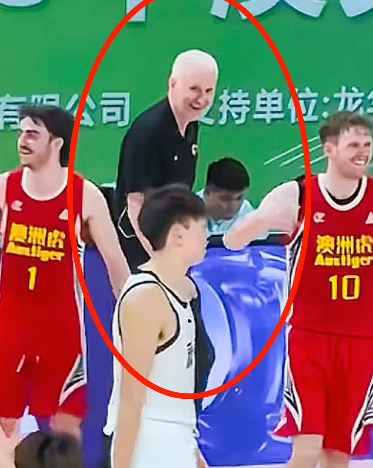 澳大利亚主帅赛后看着广东宏远张昊偷笑！热身赛最后一攻，杜锋爱徒张昊在空篮的情况下