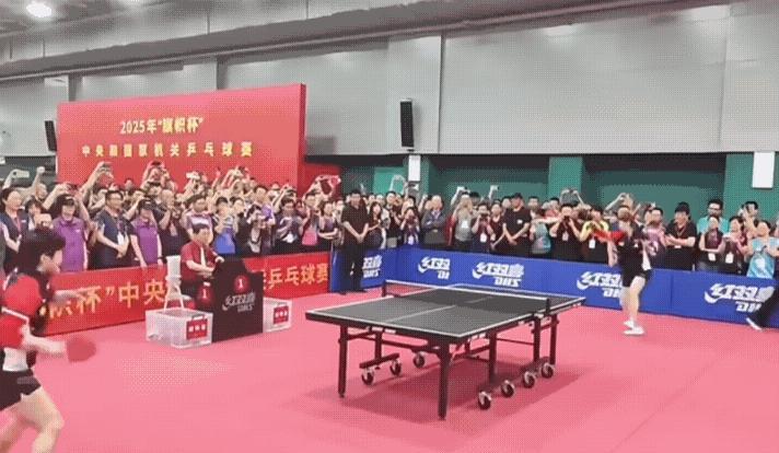 没想到国乒参加的活动都不是普通的，怪不得要让我们三个世界冠军来给大家表演呢！
