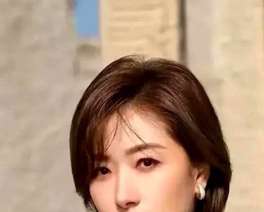 万茜哪哪都好

长的漂亮演技也不错

只有一个小缺点，让人很容易出戏
