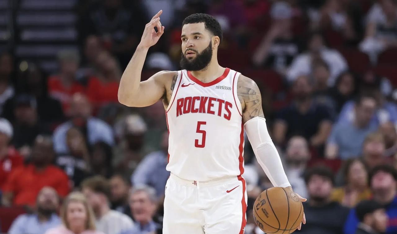 美记：NBA高管们普遍预计范弗里特会与火箭续约 ，问题仅在合同条款！
美记Jak
