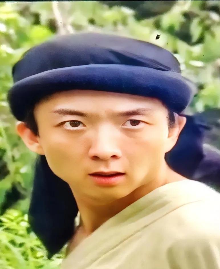 原来他还演过琼瑶剧，那时候的他也就二十几岁，虽然称不上英俊，但也算是五官端正，这