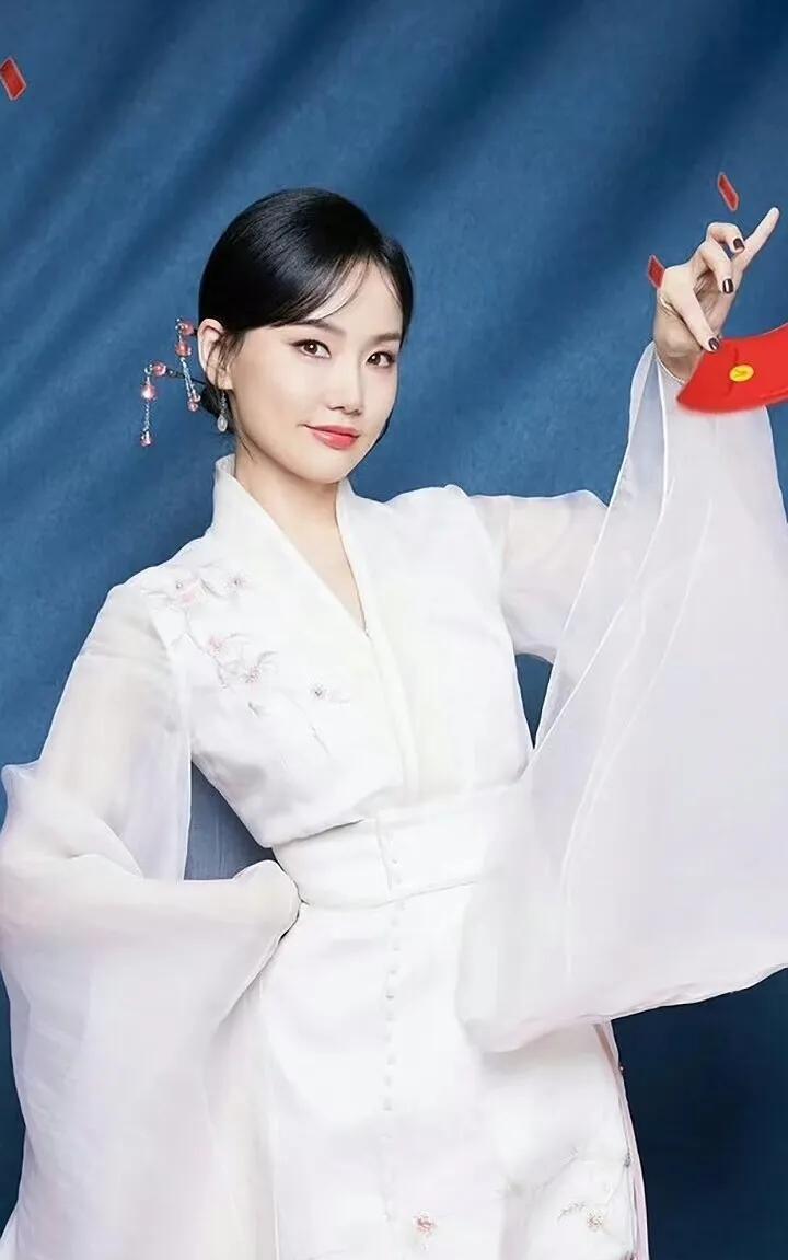 黄龄的声音真的绝了，一开口我就懂古人为啥爱听曲了。就拿《三拜红尘凉》来说，“叹爱
