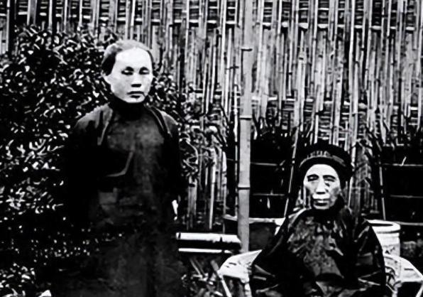 [微风]走到门口时，郭沫若正要开门，突然转身对张琼华说：“你我本就是包办婚姻，没
