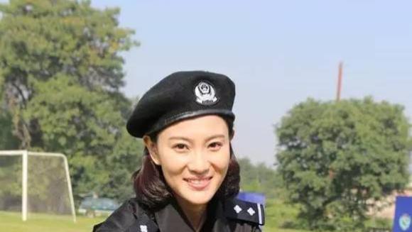 郝蕾说中了？“最美军花”侯梦莎出道17年零绯闻，转行狂赚8.5亿