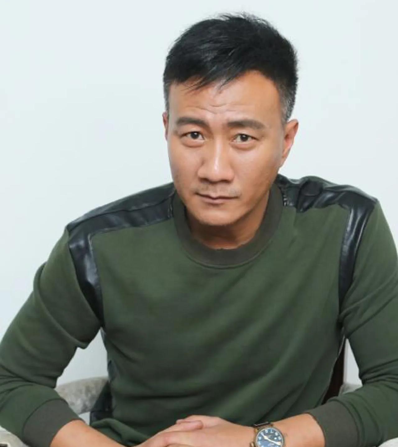 演员胡军说，我出生在一个红色家庭，也是正统的满族镶黄旗，父亲胡宝善和伯父胡松华歌