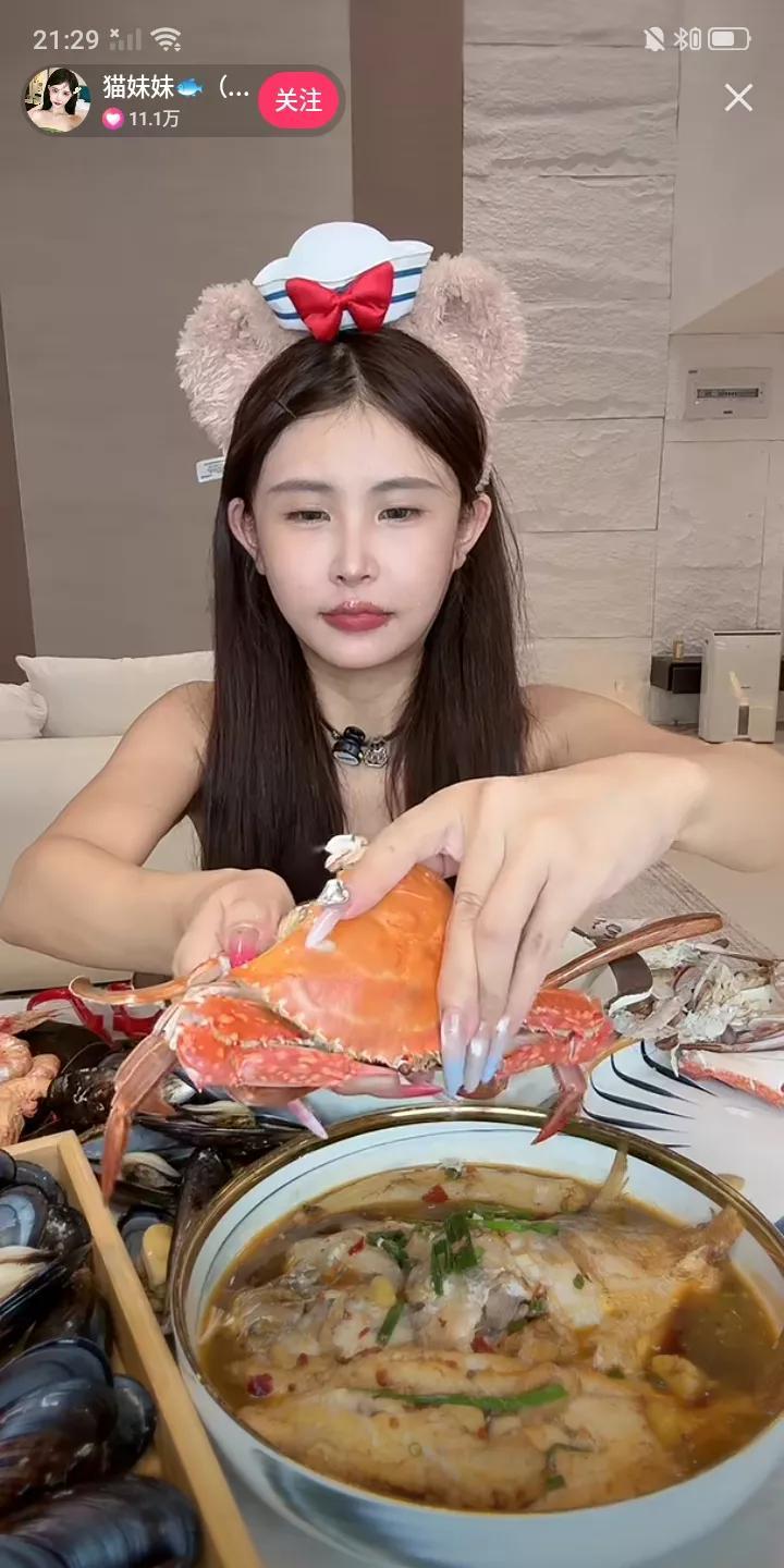 [一场普通吃播几万人在线观看，全是高档食材，虽然已是过气网红，但辛巴逆徒猫妹妹的