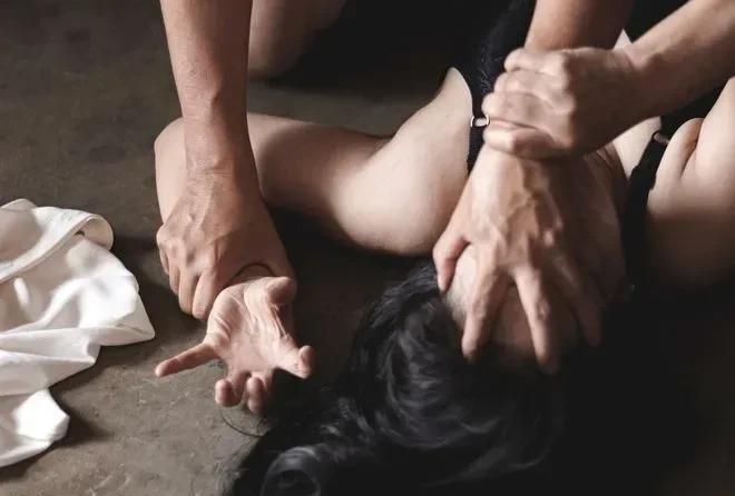 真替这位少女感到无助，最近闹得沸沸扬扬的韩国“兽父”，他之所以能够成功性侵继女长