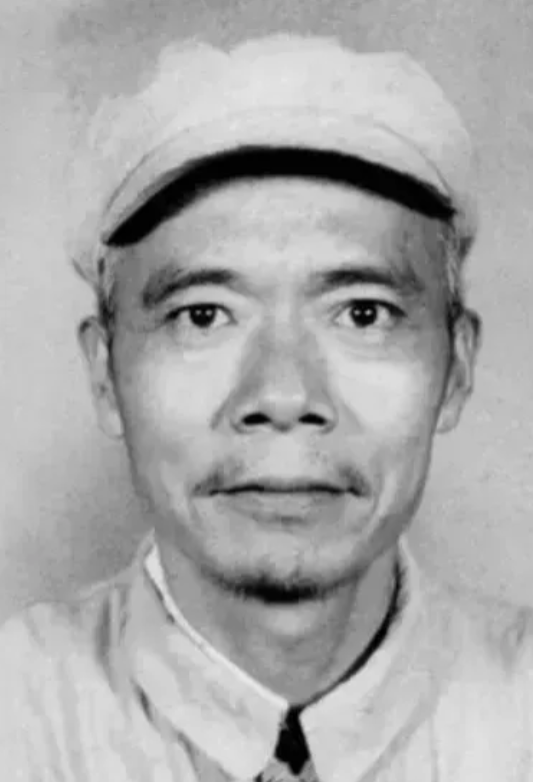 1937年，地下党员涂作潮与邻居打牌，闲聊中，邻居突然不说话，还凑到他耳边，轻声