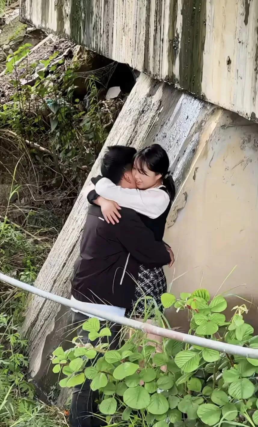可怜的有情人啊，不知道草里有蚊子没