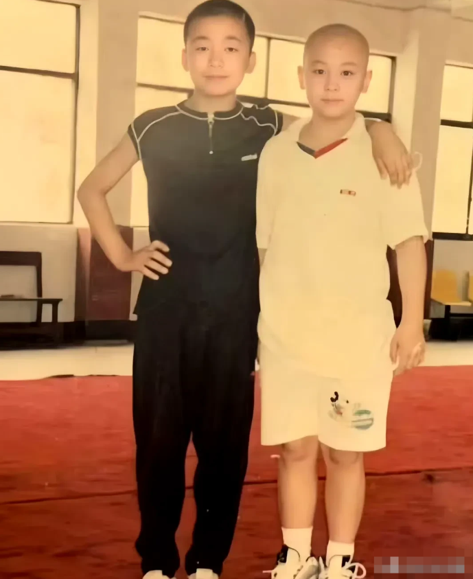 这张旧照片中的两位小男孩大家熟悉吗，一个出生于82年，一个出生于88年。如今的他