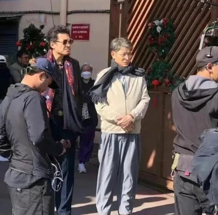 天呐！

63岁的他头发竟然全白完了，这还是我们当年心中的偶像吗？

当年那么的