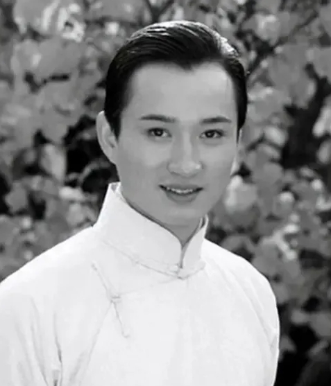 1918年，荀慧生迎娶心上人吴小霞，梅兰芳等人都来祝贺。他满心欢喜地挑开盖头后，